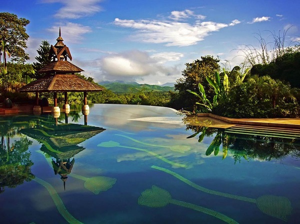 Bể bơi tại The Golden Triangle Resort Hotel, Thái Lan mang nét cổ kính độc đáo với mái ngói và hoa sen.